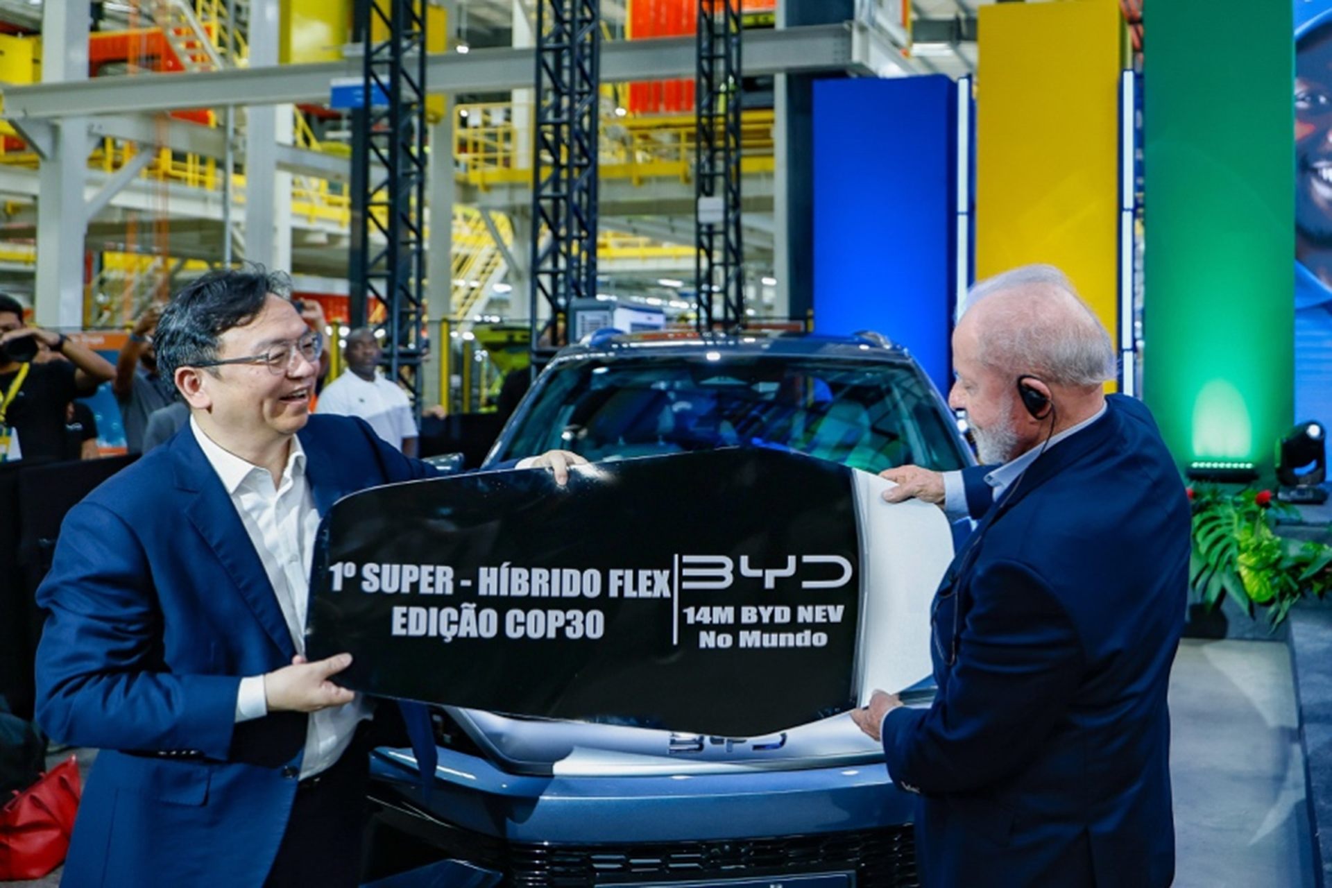 Chiếc xe BYD Song Pro được Chủ tịch BYD trao tặng danh dự cho Tổng thống Brazil Luiz Inácio Lula da Silva - Ảnh: BYD