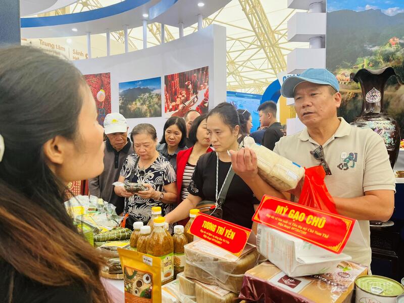Khách hàng quan tâm mua sắm sản phẩm mỳ gạo chũ Bắc Ninh. Ảnh: P.C