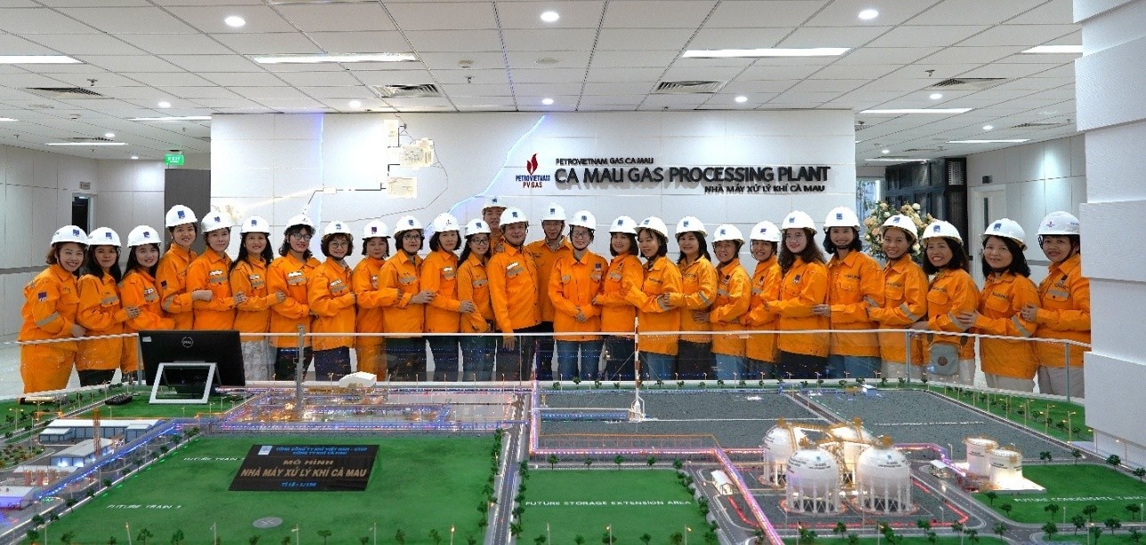 Đoàn được giới thiệu về quy trình công nghệ chế biến khí hiện đại tại GPP Cà Mau Đoàn được giới thiệu về quy trình công nghệ chế biến khí hiện đại tại GPP Cà Mau