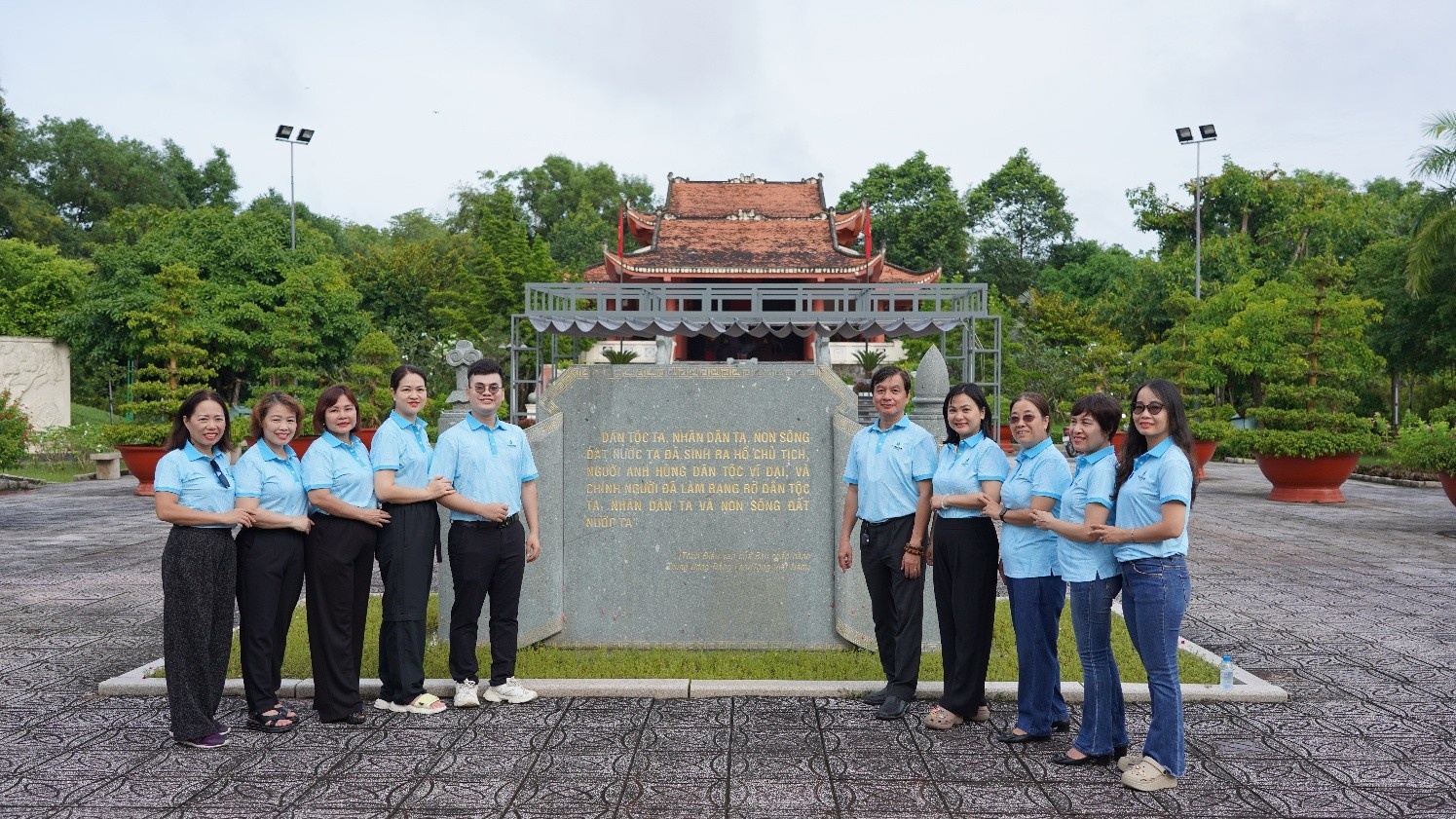 Đoàn công tác đến Khu tưởng niệm Chủ tịch Hồ Chí Minh tại Thành phố Cà Mau Đoàn công tác đến Khu tưởng niệm Chủ tịch Hồ Chí Minh tại Thành phố Cà Mau