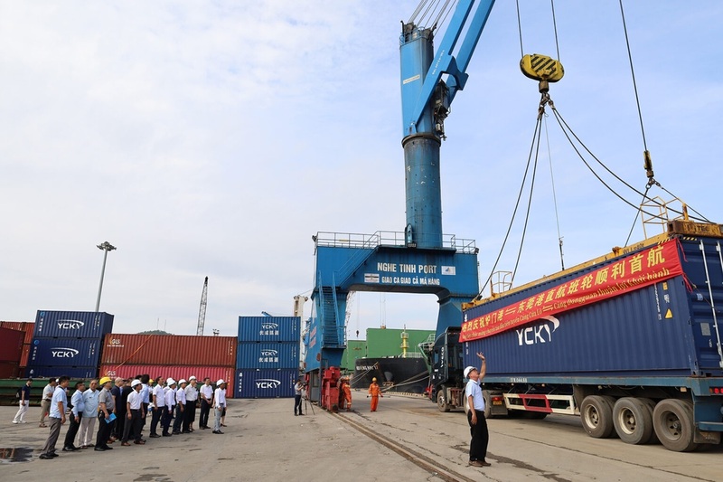 Sáng 24/9/2025, tại Cảng Cửa Lò, Công ty Cổ phần Cảng Nghệ Tĩnh phối hợp cùng hãng tàu YCKY chính thức khai trương tuyến container quốc tế kết nối trực tiếp Cửa Lò (Nghệ An) - Dongguan (Trung Quốc), mở ra cơ hội lớn cho hoạt động xuất nhập khẩu hàng hóa của tỉnh Nghệ An nói riêng và khu vực Bắc Trung Bộ nói chung. Ảnh: Công ty Cổ phần Cảng Nghệ Tĩnh.