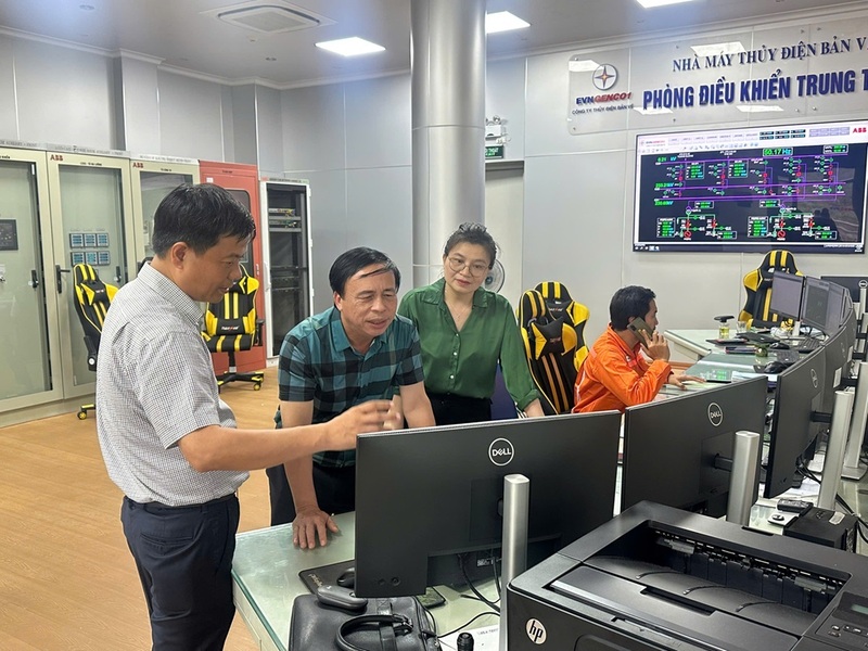 Ông Phạm Văn Hóa, Giám đốc Sở Công Thương cùng Phòng Quản lý Năng lượng kiểm tra tại Nhà máy Thủy điện Bản Vẽ trong đợt lũ do ảnh hưởng của hoàn lưu bão số 3. Ảnh: Sở Công Thương Nghệ An.