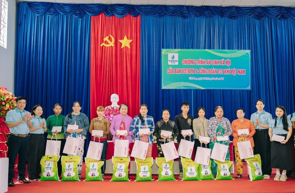 Đoàn trao tặng 20 phần quà cho các hộ gia đình nữ có hoàn cảnh khó khăn trên địa bàn xã Khánh Lâm Đoàn trao tặng 20 phần quà cho các hộ gia đình nữ có hoàn cảnh khó khăn trên địa bàn xã Khánh Lâm