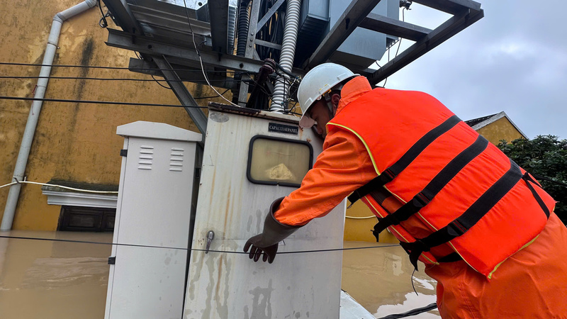 Mưa lũ gây ngập diện rộng, EVNCPC buộc phải ngừng cung cấp điện ở một số khu vực ngập sâu để đảm bảo an toàn cho người dân sử dụng điện. Ảnh: Bình An