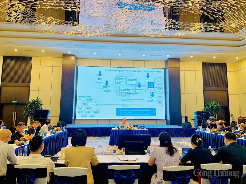 Hội nghị được tổ chức trực tiếp kết hợp trực tuyến với các điểm cầu thương vụ Việt Nam ở nước ngoài. Ảnh: Đ.N