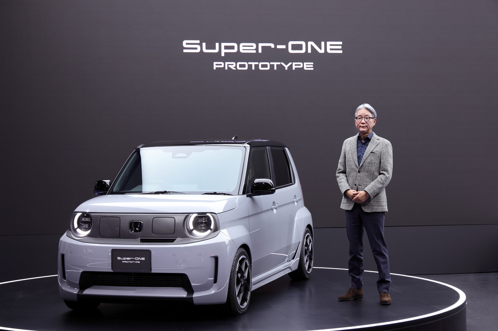 Ông Toshihiro Mibe, Giám đốc, Chủ tịch và Đại diện của Công ty Honda Motor, bên cạnh chiếc Super-ONE Prototype. Ảnh: Honda