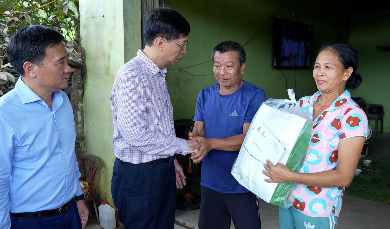 Petrovietnam lan toả “Nghĩa tình đong đầy” hướng về đồng bào vùng bão lũ Petrovietnam lan toả “Nghĩa tình đong đầy” hướng về đồng bào vùng bão lũ