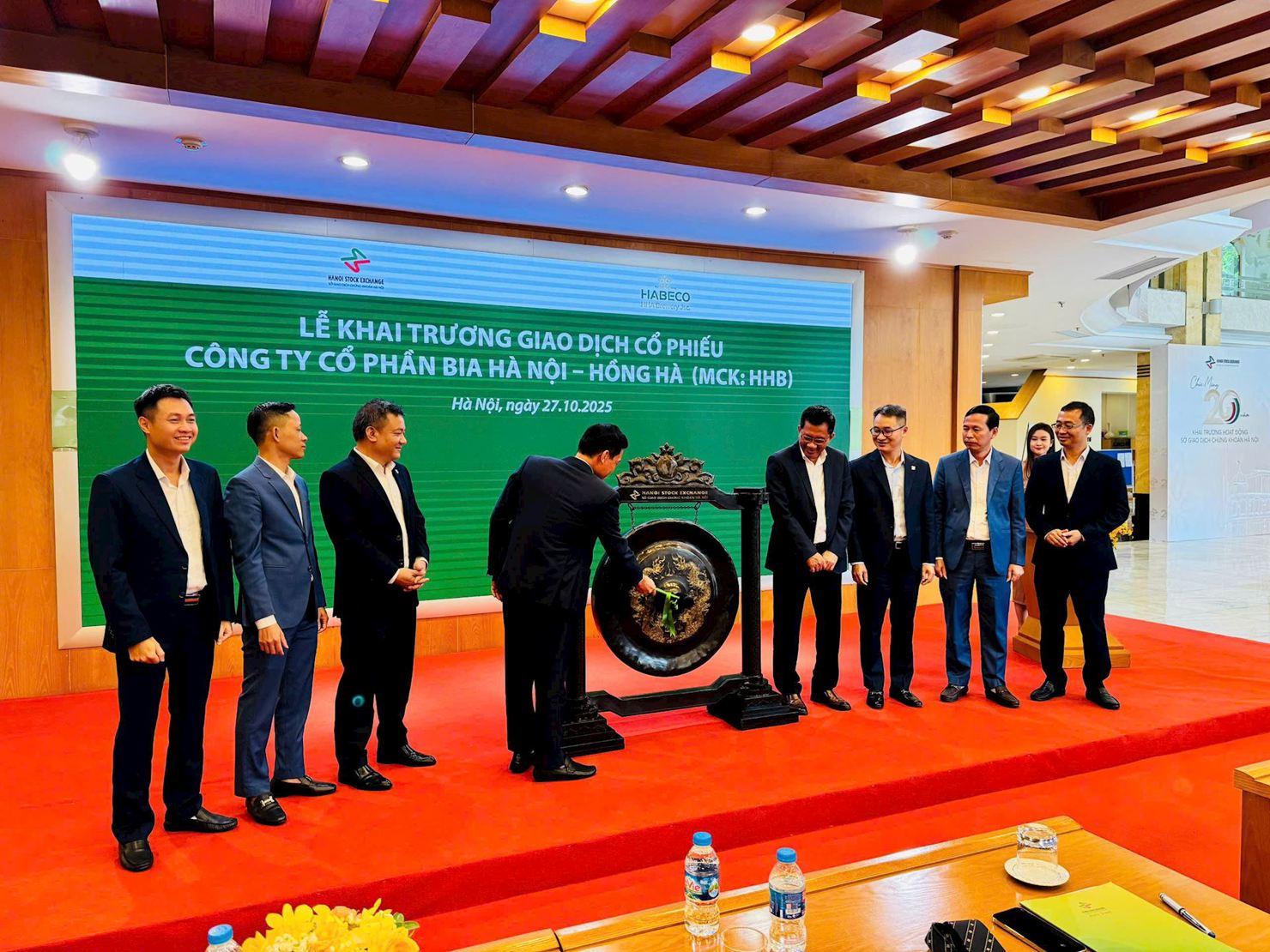 Lãnh đạo CTCP Bia Hà Nội- Hồng Hà thực hiện nghi thức đánh cồng.