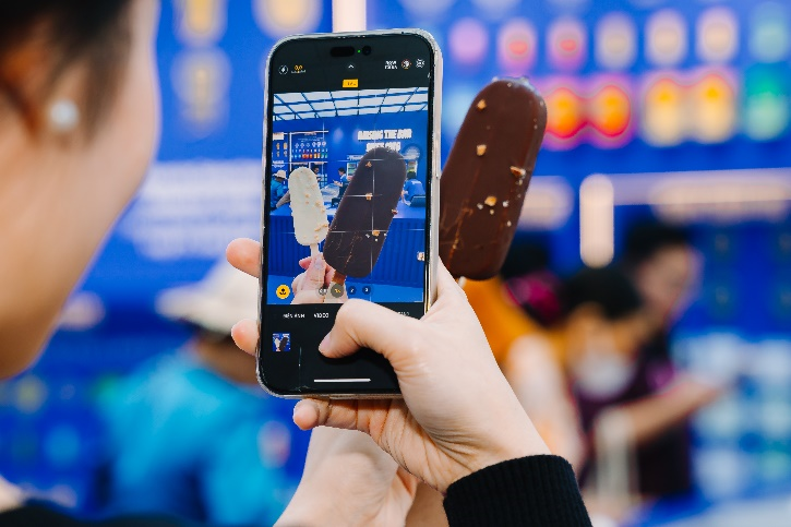 Các sản phẩm mới của Vinamilk tạo ra xu hướng mới, thu hút người tiêu dùng trải nghiệm. Ảnh: Vi Nam