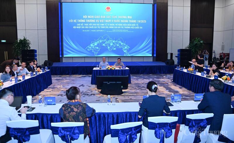 Hội nghị được tổ chức tại Trung tâm Triển lãm Việt Nam (VEC), Đông Anh, Hà Nội, trực tiếp kết hợp trực tuyến với các điểm cầu thương vụ Việt Nam ở nước ngoài. Ảnh: Nam Nguyễn