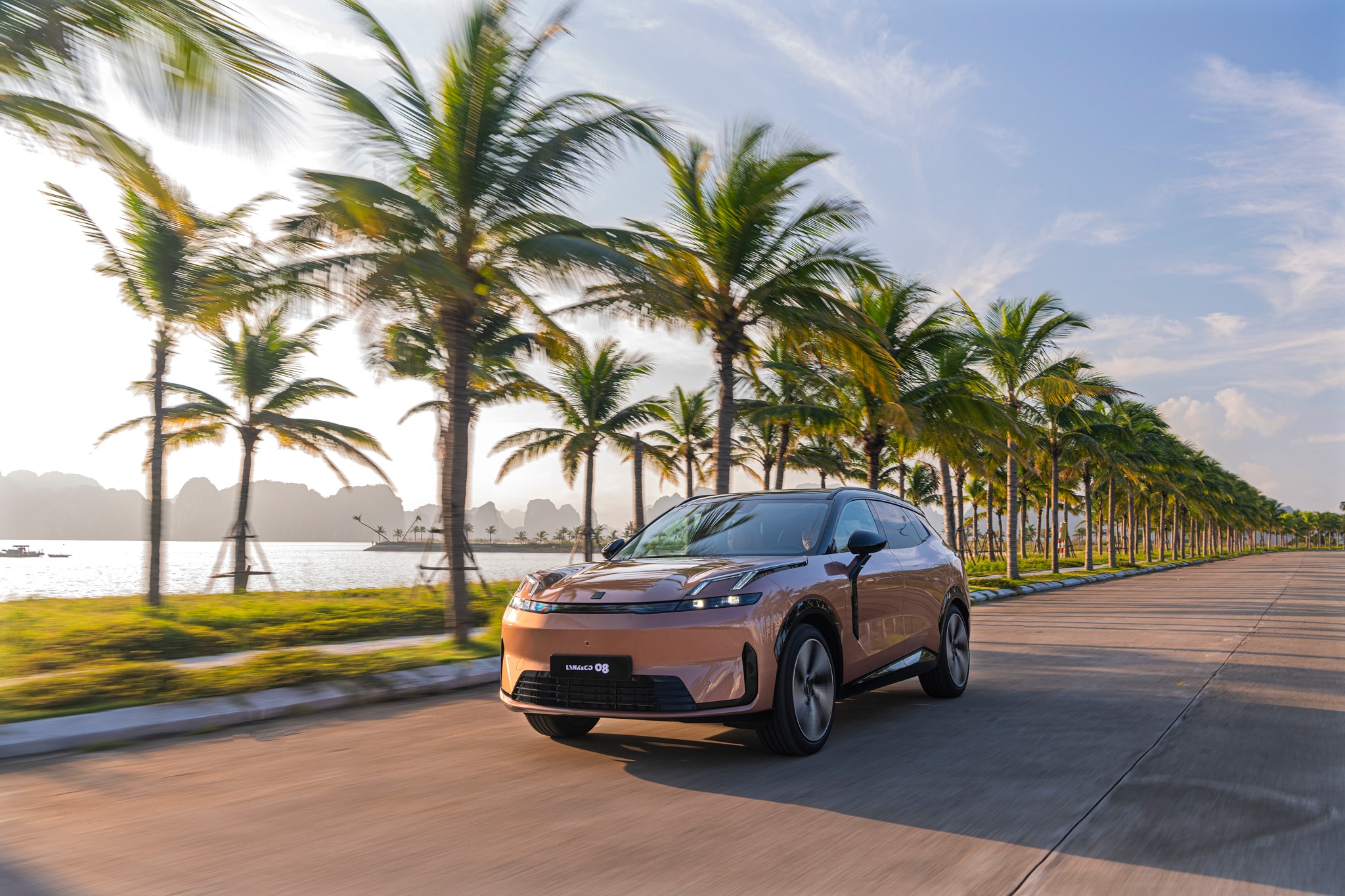 Mẫu xe có thể di chuyển quãng đường đến 1.400 km khi sạc đầy pin và đổ đầy xăng - Ảnh: Lynk & Co