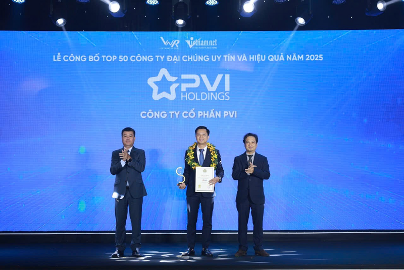 Ông Trần Trung Hiếu – Giám đốc Ban Thư ký & Quan hệ Công chúng, Thư ký Công ty đại diện PVI nhận bằng khen và Cup vinh danh trong Lễ công bố Top 50 Công ty Đại chúng uy tín và hiệu quả (VIX50) năm 2025. Đây là lần thứ 3 liên tiếp PVI được vinh danh trong bảng xếp hạng này