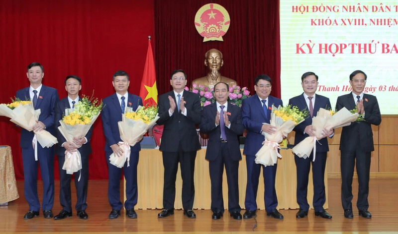 Lãnh đạo tỉnh Thanh Hóa tặng hoa chúc mừng các đồng chí vừa được bầu giữ chức Ủy viên UBND tỉnh và Trưởng Ban Pháp chế, Trưởng Ban Dân tộc HĐND tỉnh. Ảnh: Minh Hiếu