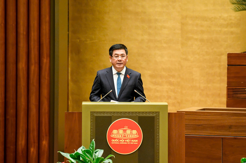 Bộ trưởng Nguyễn Hồng Diên báo cáo Quốc hội dự án Luật Thương mại điện tử. Ảnh: QH