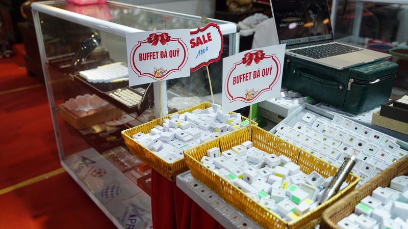 Nhiều du khách bất ngờ với bảng hiệu Buffet đá quý. Ảnh: Diệu Linh