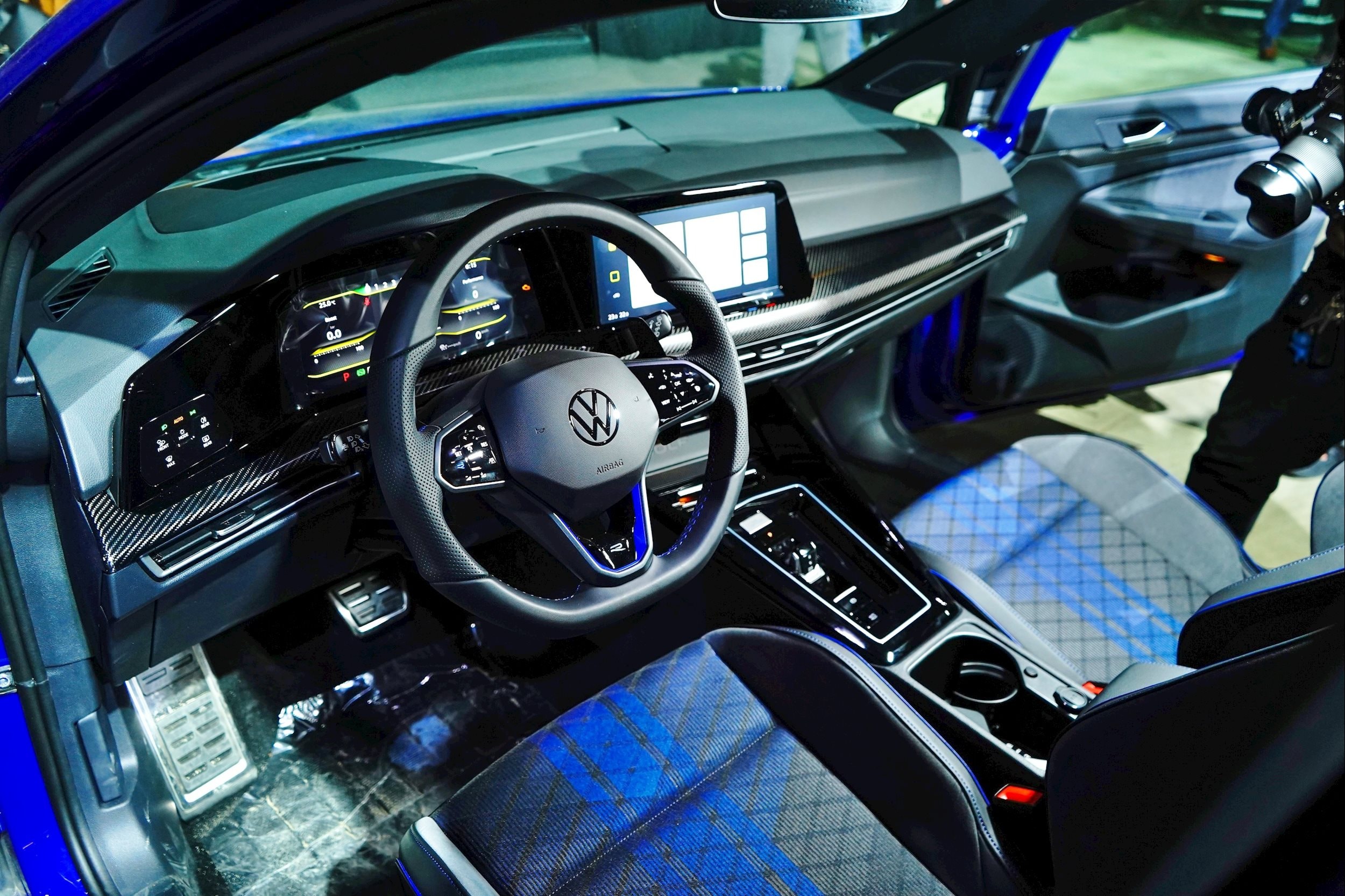 Khoang lái phiên bản VW Golf R.