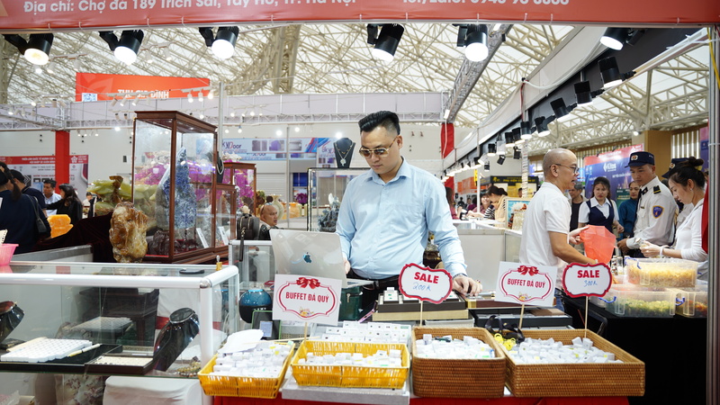 Anh Nguyễn Vũ, chủ cửa hàng Đá quý Minh Ngọc tại gian hàng. Ảnh: Diệu Linh