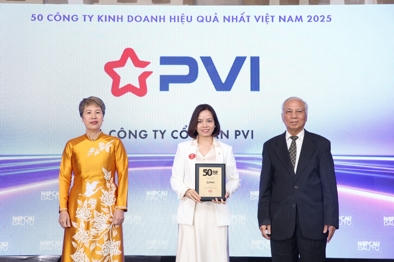 Bà Đào Hải Yến – Phó Giám đốc Ban Thư ký & Quan hệ Công chúng, Thư ký Công ty đại diện PVI lên nhận vinh danh. Đây là năm thứ tư liên tiếp PVI vinh dự được vinh danh trong bảng xếp hạng uy tín này