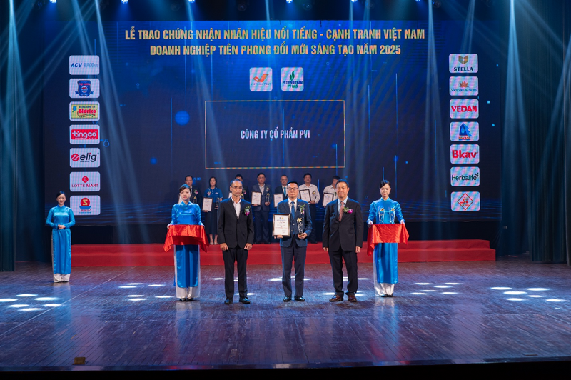 Ông Đoàn Linh - UV HĐQT đại diện PVI nhận vinh danh Lễ trao chứng nhận danh “Nhãn hiệu nổi tiếng – Nhãn hiệu cạnh tranh Việt Nam” và “Doanh nghiệp tiên phong đổi mới sáng tạo năm 2025”