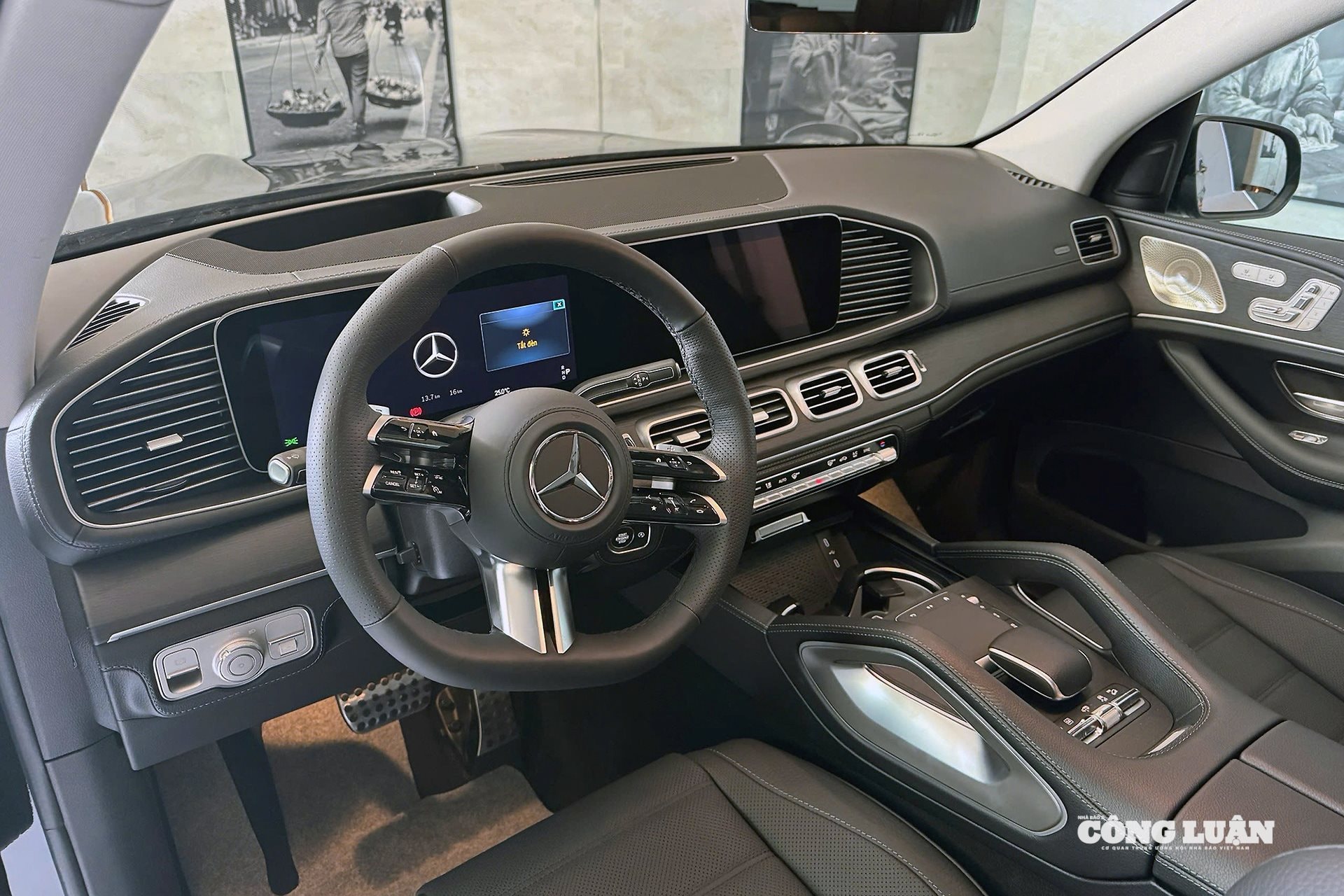 Hệ thống giải trí MBUX trang bị trên màn hình cho cả ghế trước và ghế sau.