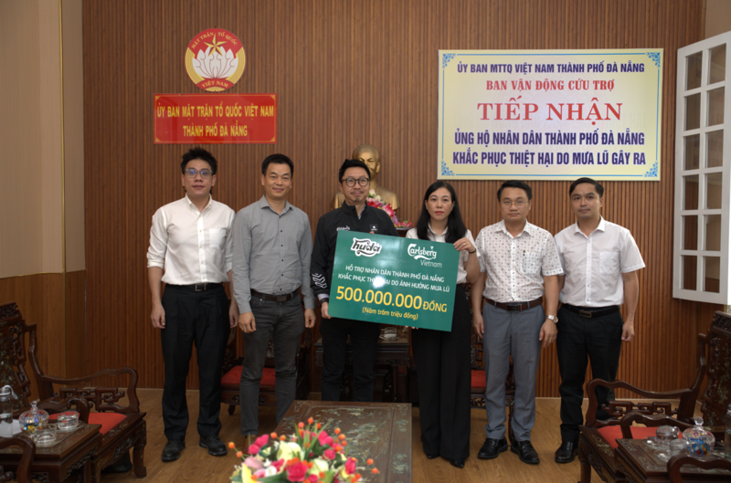 Ông Andrew Khan, Tổng Giám đốc Carlsberg Việt Nam trực tiếp trao tặng khoản hỗ trợ 500 triệu đồng cho bà Nguyễn Thị Thanh Phương, Phó Chủ tịch Ủy ban Mặt trận Tổ quốc Việt Nam TP. Đà Nẵng (Ảnh Carlsberg Việt Nam)