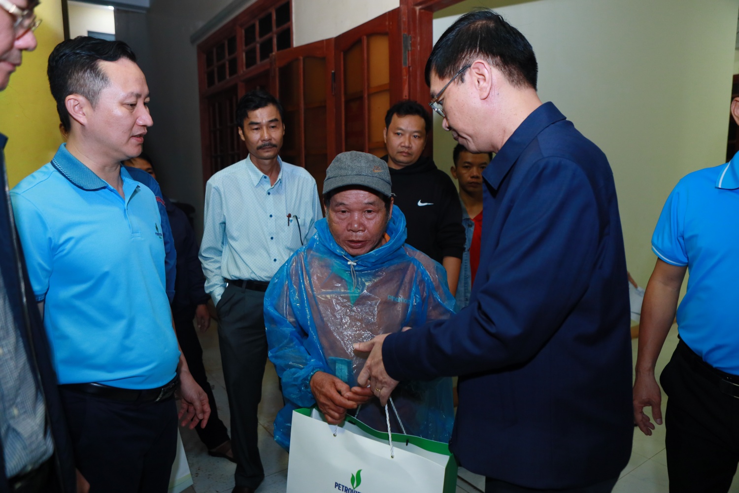 Đoàn công tác Petrovietnam tặng quà người dân xã Bình Minh, tỉnh Quảng Ngãi. Đây là khu vực bị thiệt hại nặng nề do mưa lũ, đến thời điểm hiện tại, vẫn có hàng trăm hộ gia đình tại xã này bị chia cắt bởi nước ngập sâu. Đoàn công tác Petrovietnam tặng quà người dân xã Bình Minh, tỉnh Quảng Ngãi. Đây là khu vực bị thiệt hại nặng nề do mưa lũ, đến thời điểm hiện tại, vẫn có hàng trăm hộ gia đình tại xã này bị chia cắt bởi nước ngập sâu.