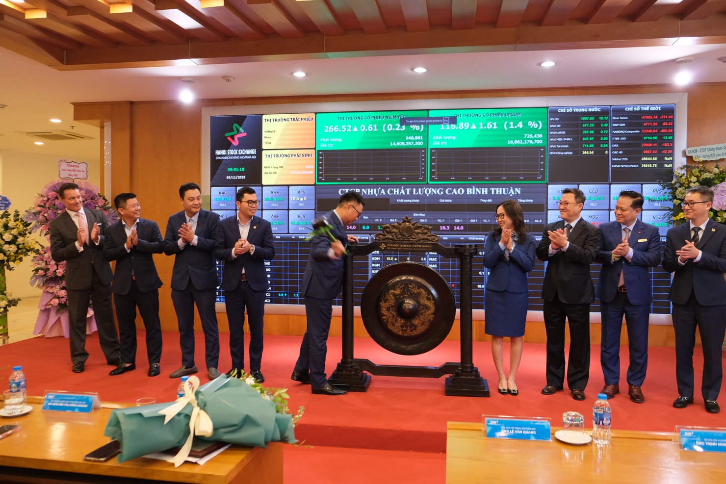Đại diện Lãnh đạo CTCP Nhựa chất lượng cao Bình Thuận thực hiện nghi thức đánh cồng trong phiên giao dịch.