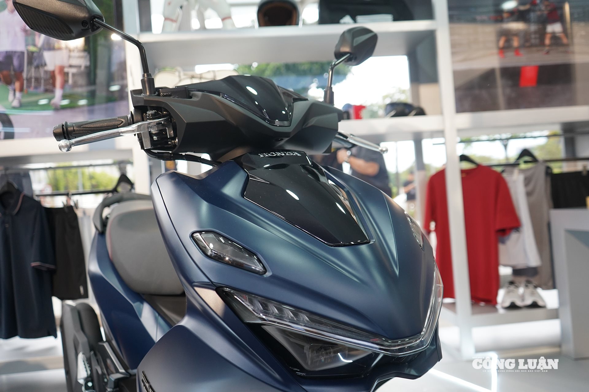 Phần đầu xe được thiết kế lại, đèn pha luôn sáng, đèn báo rẽ tách rời.