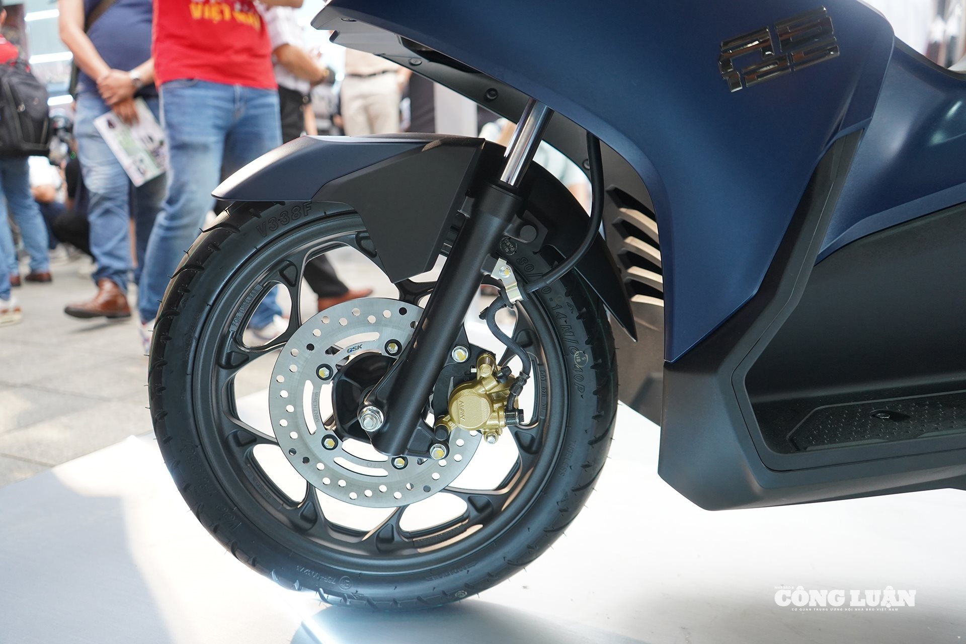 Mẫu xe trang bị hệ thống chống bó cứng phanh ABS và phanh đĩa trước.