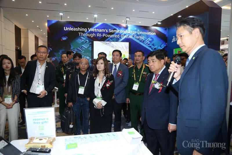 Phó Thủ tướng Nguyễn Chí Dũng tham quan các gian hàng tại triển lãm. Ảnh: Minh Trí.