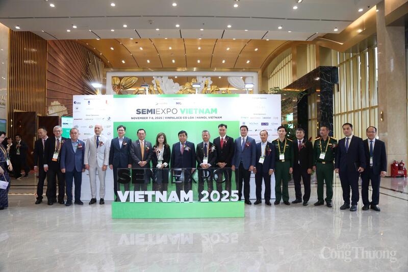 Phó Thủ tướng Nguyễn Chí Dũng cùng các đại biểu tham dự sự kiện. Ảnh: Minh Trí.