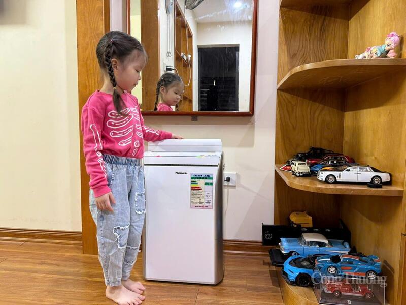 Gia đình chị Thắm lựa chọn chiếc máy hút ẩm có giá 8 triệu đồng.