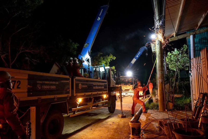 Tổng công ty Điện lực miền Trung (EVNCPC) đặt mục tiêu trong ngày 10/11 sẽ cơ bản hoàn thành khôi phục điện cho toàn bộ khách hàng bị ảnh hưởng.
