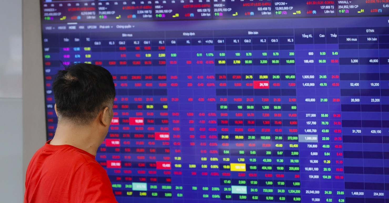 Nhà đầu tư theo dõi bảng giá trong phiên điều chỉnh. Ảnh: ST