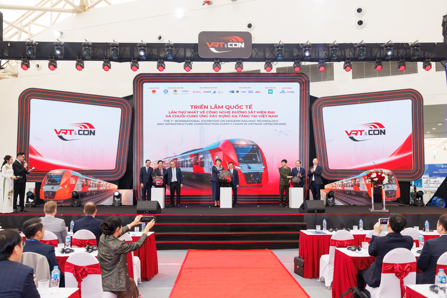 Các đại biểu khai mạc “Triển lãm & Hội nghị quốc tế về Công nghệ đường sắt hiện đại và Chuỗi cung ứng xây dựng hạ tầng” (VRT & CONS 2025).