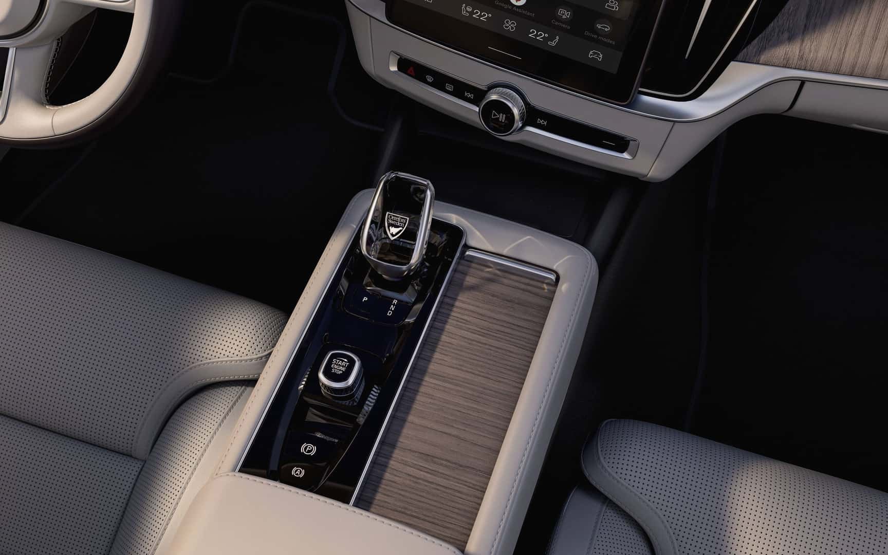 Volvo S90 2026 có hai tùy chọn truyền động MHEV và PHEV - Ảnh: Volvo