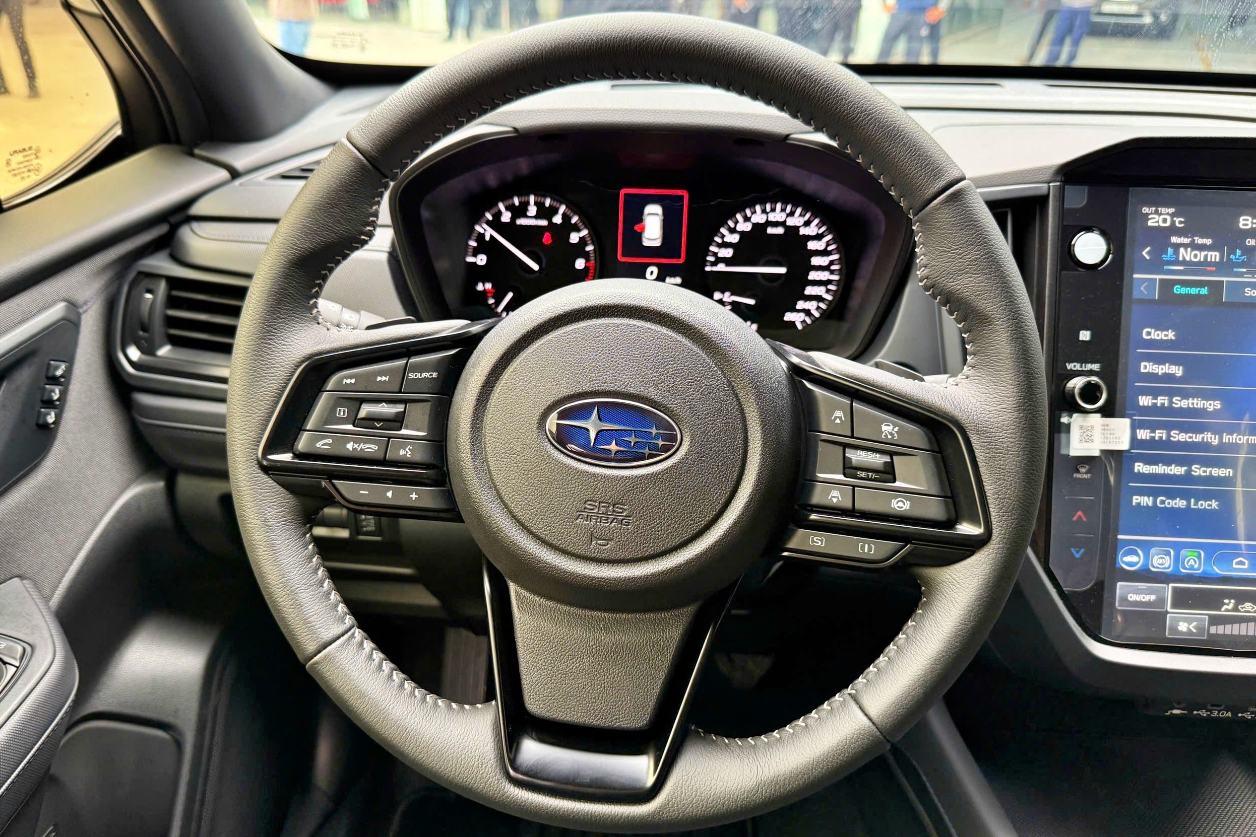 Các phím điều khiển chế độ lái được tích hợp thẳng lên vô-lăng.