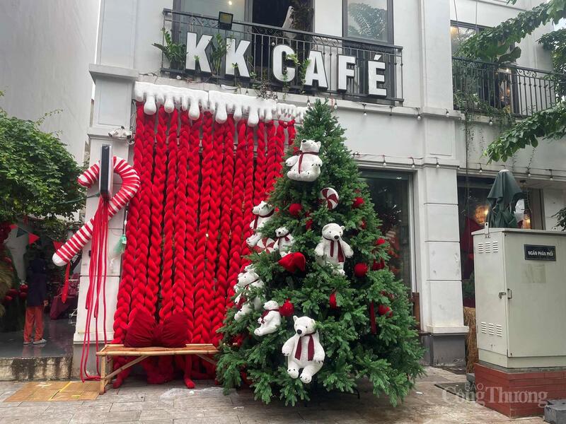 Quán cà phê tại Hà Nội đã trang trí sớm với cây thông Noel.