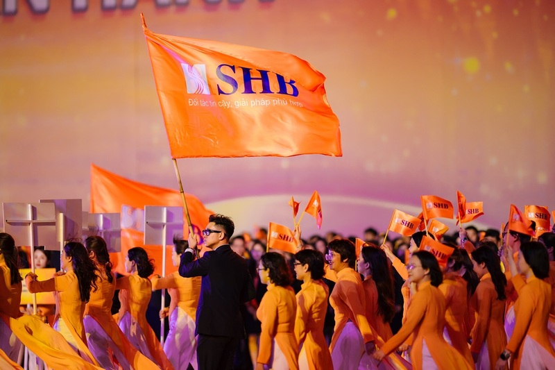 Khung cảnh rực rỡ sắc cam trong Ngày hội Văn hóa SHB và T&T Group tại Sân vận động Quốc gia Mỹ Đình