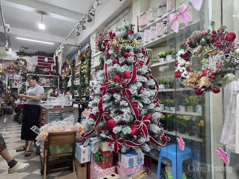 Các cửa hàng khoác lên sắc màu của Noel.