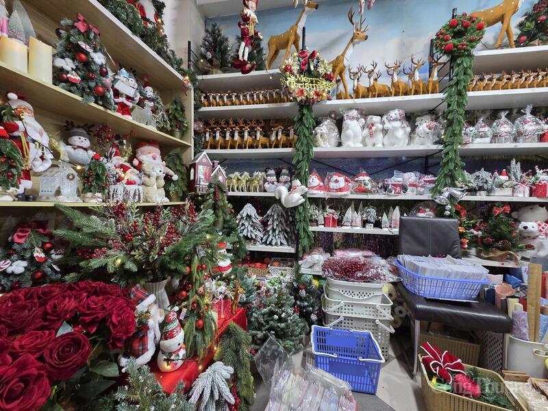 Cửa hàng đồ trang trí Noel với đầy đủ các mẫu mã và đa dạng phân khúc.