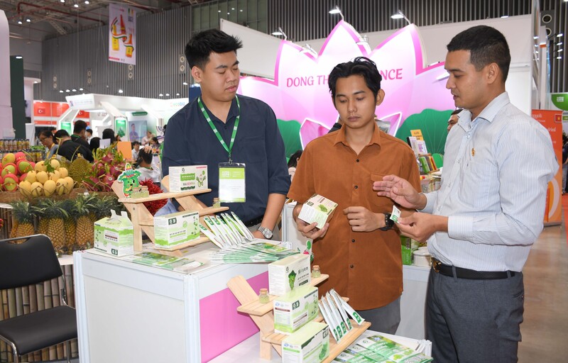 Ông Võ Thanh Beo - Giám đốc Công ty TNHH BC Vũ Long, giới thiệu sản phẩm với khách hàng. Ảnh: Minh Khuê.