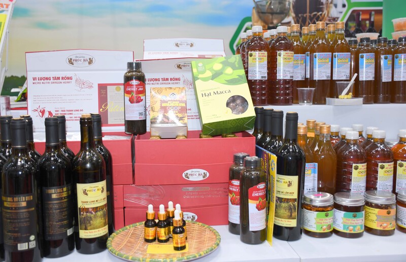 Khu gian hàng trưng bày, giới thiệu sản phẩm Lâm Đồng tại triển lãm. Ảnh: Minh Khuê.