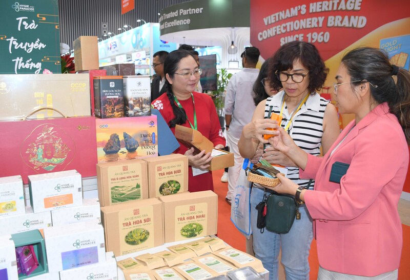 Doanh nghiệp Hygie & Panacee giới thiệu sản phẩm nhà mua hàng tại triển lãm. Ảnh: Minh Khuê.