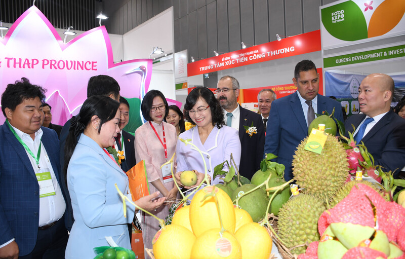Thứ trưởng Bộ Công Thương Phan Thị Thắng và các đại biểu thăm gian hàng trưng bày, giới thiệu sản phẩm tỉnh Đồng Tháp, tại Vietnam Foodexpo 2025. Ảnh: Minh Khuê.