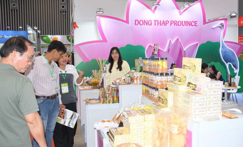 Khu gian hàng trưng bày giới thiệu sản phẩm Đồng Tháp tại triển lãm. Ảnh: Minh Khuê.