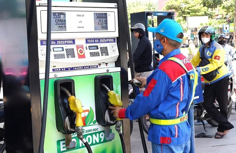 Từ ngày 1/6/2026, xăng không chì (theo quy chuẩn kỹ thuật quốc gia hiện hành) phải phối trộn, pha chế thành xăng E10 để sử dụng cho động cơ xăng trên toàn quốc. Ảnh minh họa