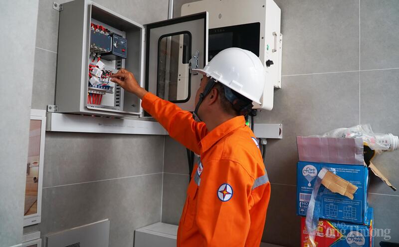 Cán bộ Công ty Điện lực Đắk Lắk kiểm tra thiết bị điện mặt trời mái nhà tại phường Buôn Ma Thuột.