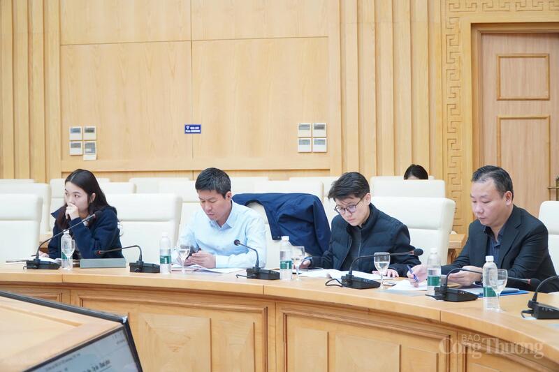 Các đại biểu tham dự phiên họp.