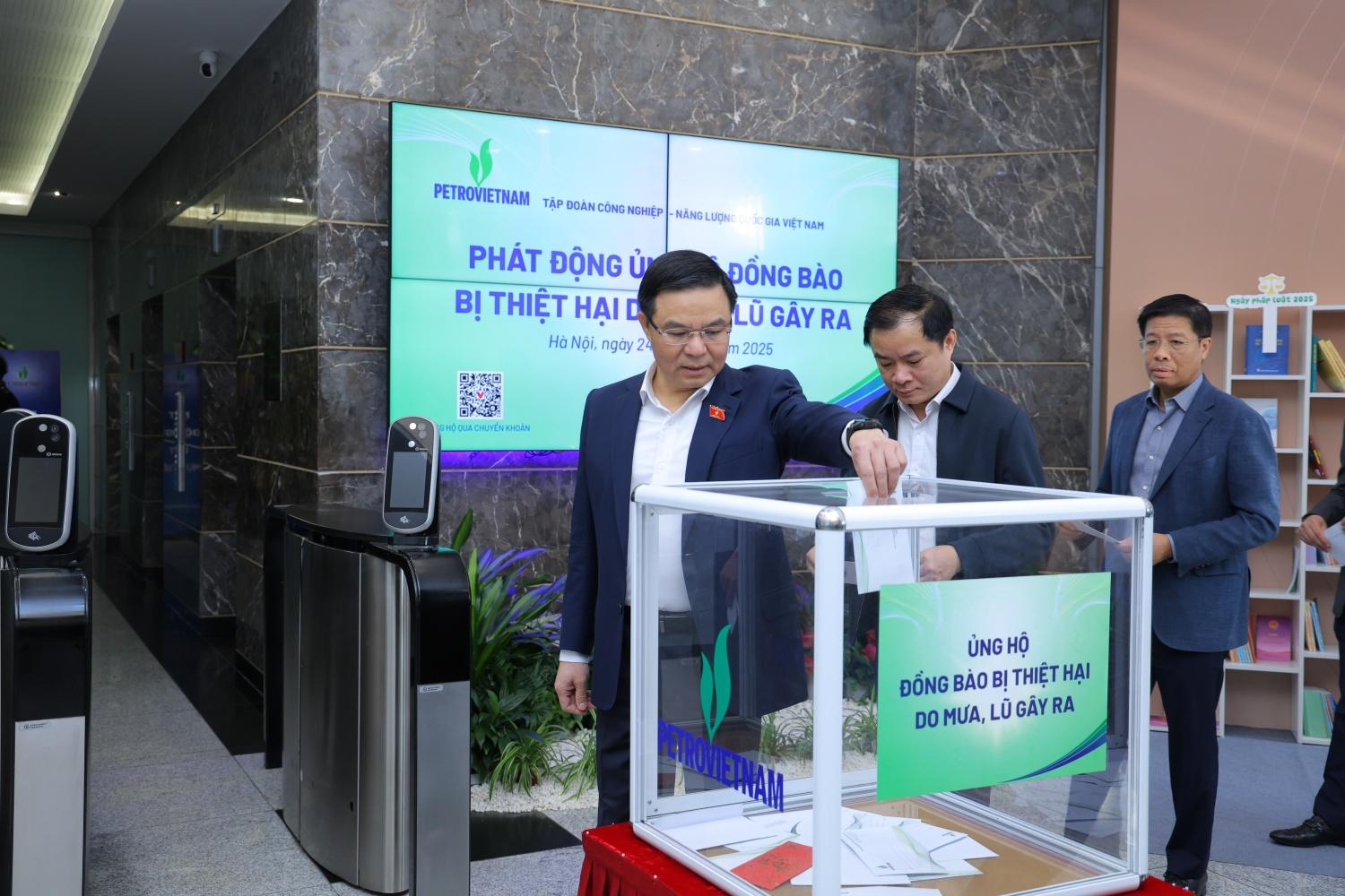 Petrovietnam phát động quyên góp ủng hộ đồng bào miền Trung, Tây Nguyên bị ảnh hưởng bởi mưa lũ Petrovietnam phát động quyên góp ủng hộ đồng bào miền Trung, Tây Nguyên bị ảnh hưởng bởi mưa lũ